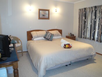 Morepork Riverside Lodge Guestroom
