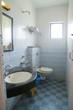 Hotel Blue Bird Bathroom