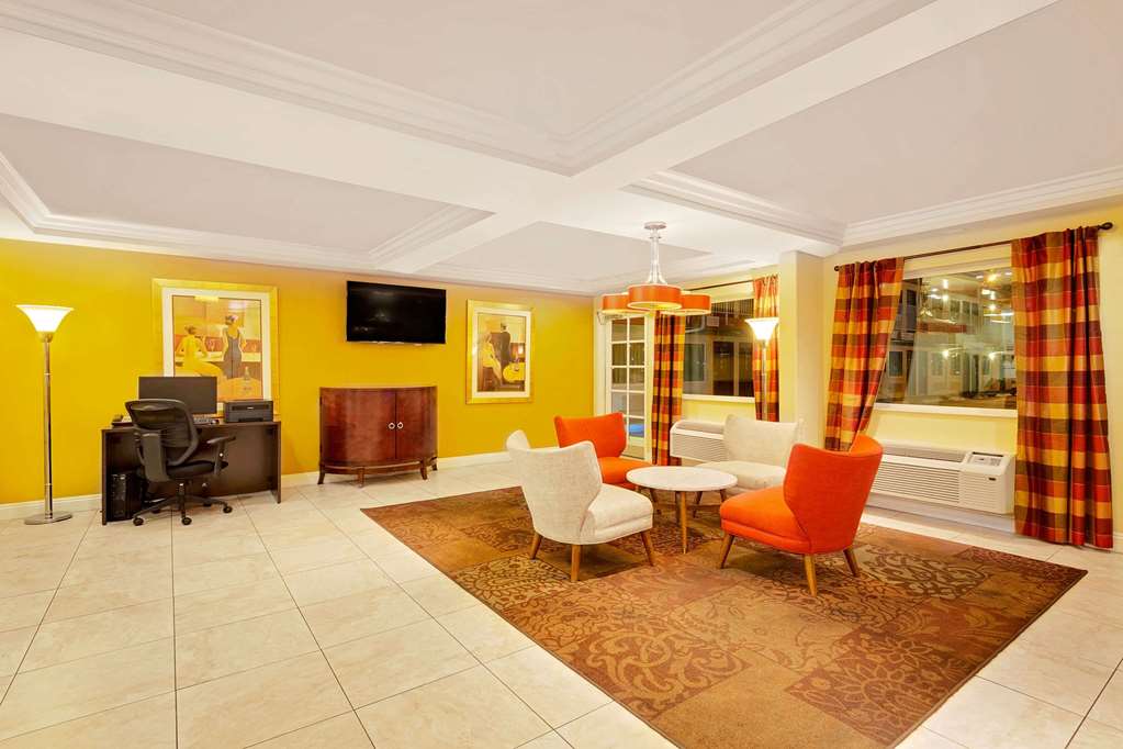 Howard Johnson By Wyndham Las Vegas Near The Strip Lobby view