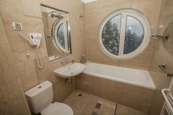 Family Hotel Saint George (فامیلی هتل سن جورج) Bathroom