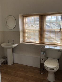 The Sun Inn Alnmouth ( سان این آلنموت) Bathroom