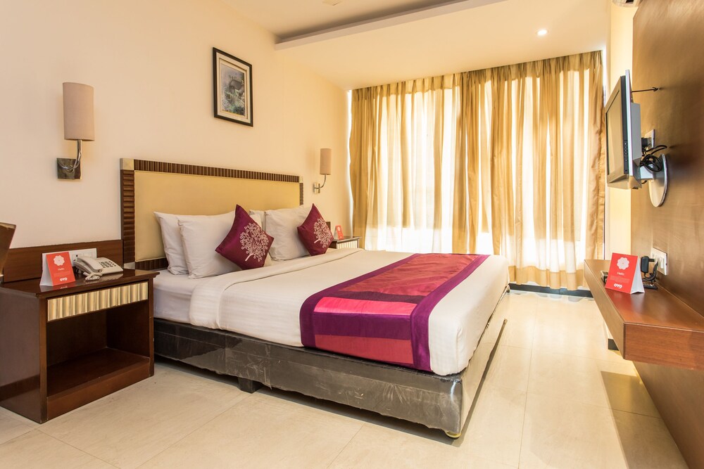 Oyo 10215 Hotel Nandi Guestroom