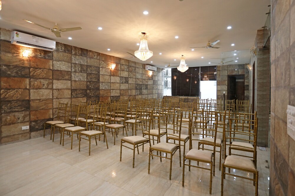 Oyo 10119 Sector 31 Meeting Facility
