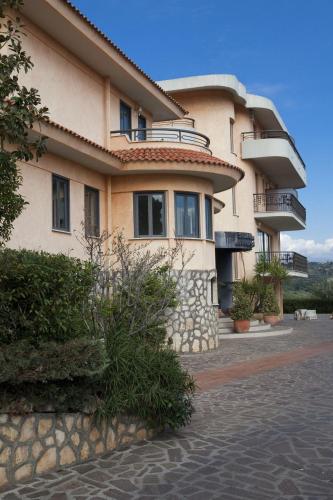 Albergo Ristorante Uliveto (آلبرگو ریستورانت اولیوتو) 