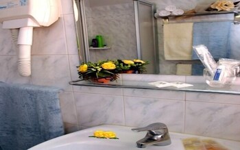 Hotel Marzia Bathroom