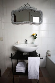 Bed And Breakfast D&d Bathroom Sink