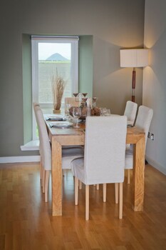 West Fenton Court (وست فنتون كورت) Living Area