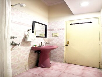 Oyo 966 Hotel Sallow International Bathroom
