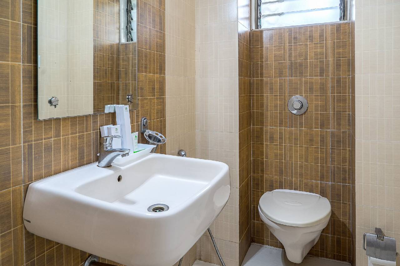 Treebo Seven Apartments Worli Bathroom