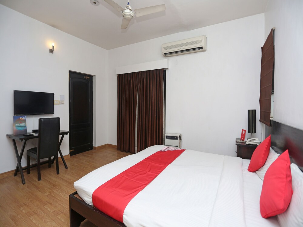 Oyo 15401 Hotel Surana Palace Guestroom
