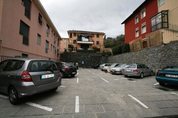 Hotel Dora Parking