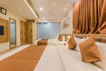 Oyo 8490 Hotel Grandeur Guestroom