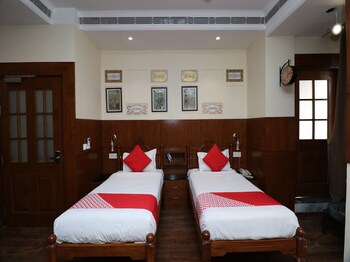 Oyo 22833 Laalmati Castle Guestroom