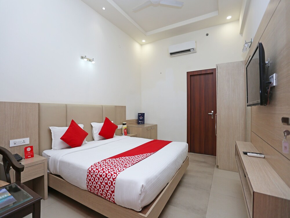 Oyo 16768 Hotel Lotus Grand Guestroom