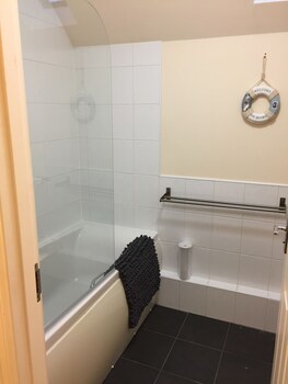 4 Varis Apartments Bathroom