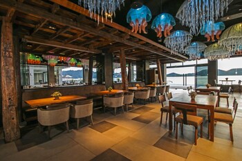 Two Seasons Coron Bayside Hotel (توو سیزنس كورون بیسید هتل) Restaurant