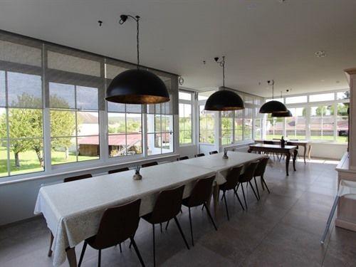 Au Petit Château (آو پتیت چâتیو) 