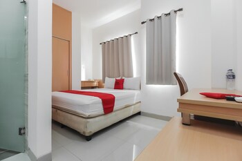 Reddoorz Plus Near Galaxy Bekasi Guestroom
