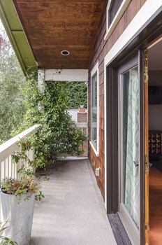 6 Luxurious 6br Seattle Home Terrace/Patio