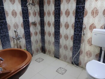 Gold India Beach Resort Bathroom