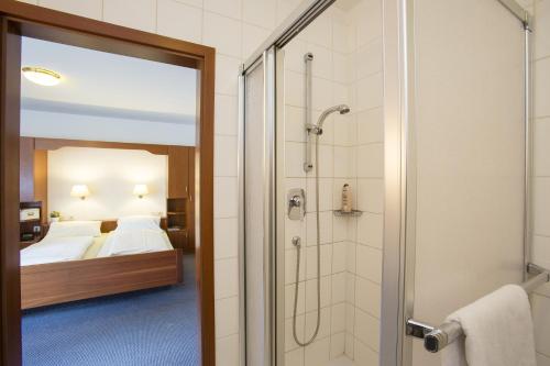 Guesthouse 329 (گست هاوس ۳۲۹) 