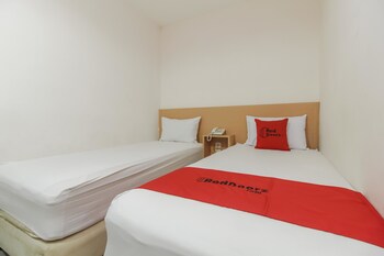 Reddoorz Plus Near Galaxy Bekasi Guestroom