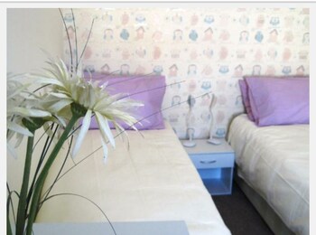 Victorian Rose Cottage Guestroom