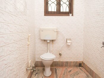 Oyo 6477 Guest Accomodation Fe 173 Bathroom