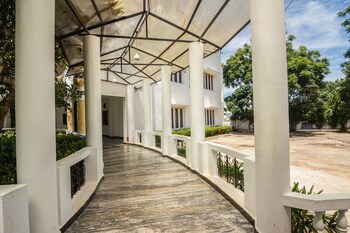 Hotel Landmark Interior Entrance