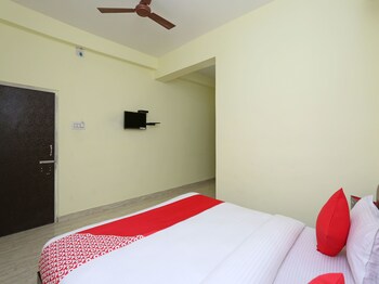 Oyo 11547 Hotel Mona Palace (اویو ۱۱۵۴۷ هتل مونا پالاس) Guestroom