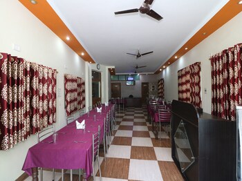 Oyo 9848 Hotel Dev Palace Restaurant