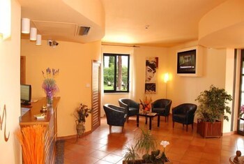 Hotel Marzia Lobby Sitting Area