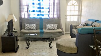 Cumber's Tropical Apartments Living Area