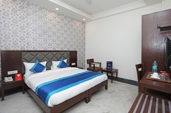 Oyo 11044 Hotel Tulip Suites Guestroom