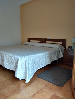 Hospederia Montes Guestroom