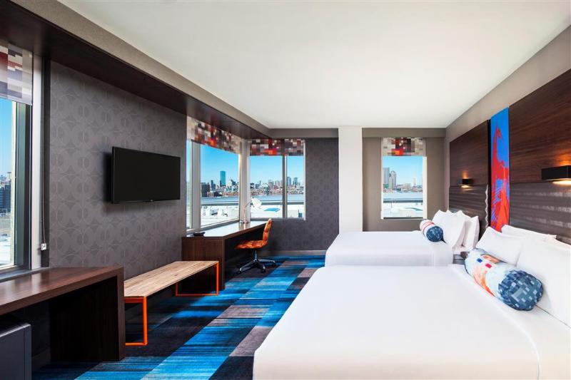 Aloft Boston Seaport District Room