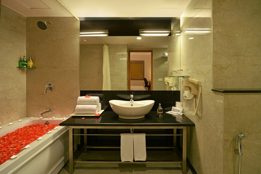 Red Fox Hotel Bhiwadi Bathroom