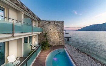 Hotel Vega Outdoor Spa Tub