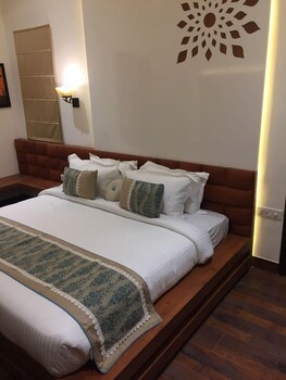 The Royal Shelaton Guestroom