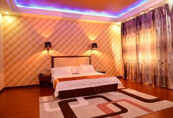 Warm Harbor Hotel Guestroom