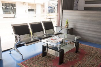Oyo 10010 R V Comforts (اویو ۱۰۰۱۰ ر و كومفورتس) Lobby Sitting Area