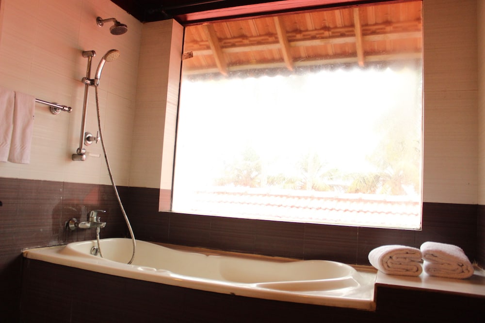 Black Beach Resort Bathroom