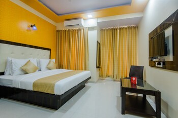 Oyo 9326 Om Sai Residency Guestroom