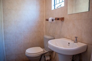 Okavango Lodge Bathroom