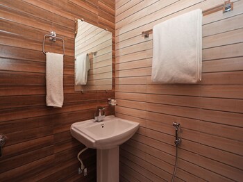Oyo 12212 Ramanuj Cottage Bathroom