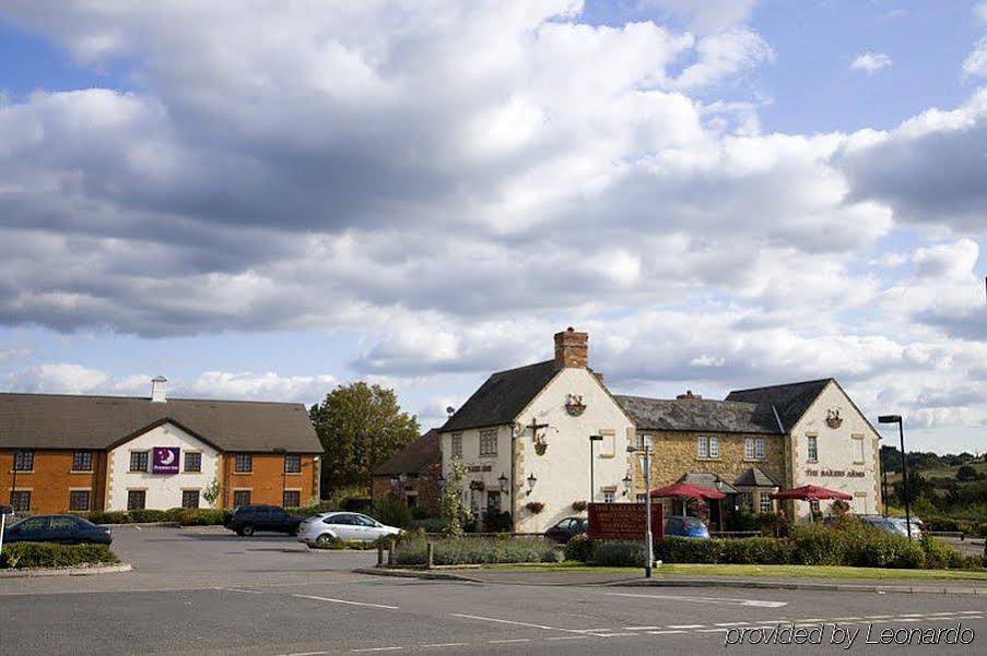 Premier Inn Waltham Abbey (پرمیر این والتام آبی) 