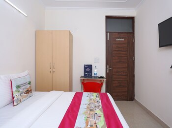 Oyo 9381 Near Dlf Cyber City Guestroom