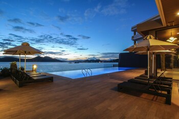 Two Seasons Coron Bayside Hotel (توو سیزنس كورون بیسید هتل) Pool