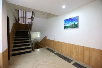 Oyo 8876 Hotel Sarthi Staircase