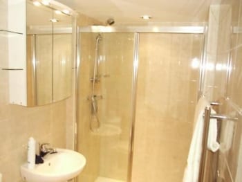 Earle House Serviced Apartments Bathroom